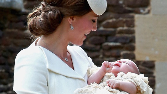 Herzogin Kate hält ihre Tochter Prinzessin Charlotte im Arm. © Picture-Alliance / Photoshot 