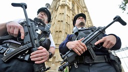 Schwerbewaffnete Polizisten zum Schutz vor Terror in London © dpa 