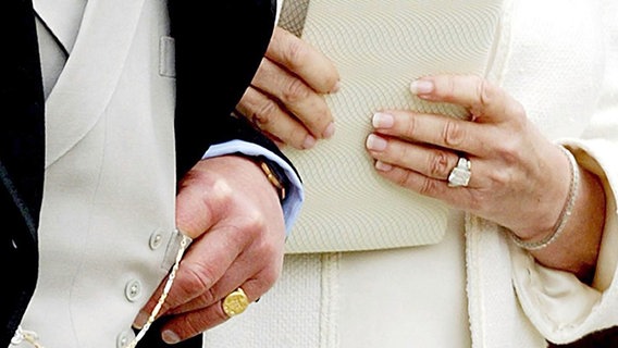 Hochzeit am 9. April 2005: Die Ringe an den Händen von Charles und Camilla © Picture-Alliance / dpa Foto: Andrew Parsons