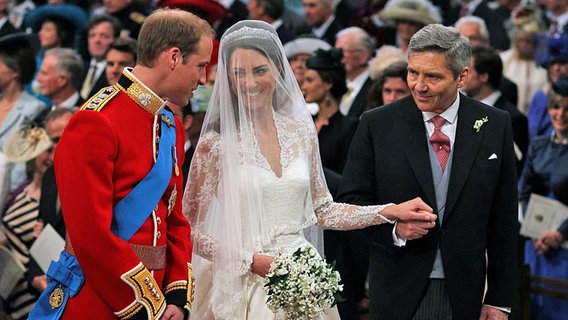 Prinz William, Kate Middleton und ihr Vater Michael in der Westminster Abbey während der Trauung am 29. April 2011. © picture alliance / Photoshot 