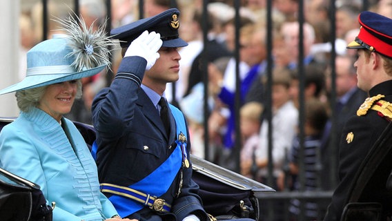 Prinz William und Prinz Harry fahren gemeinsam mit ihrer Stiefmutter Camilla, der Herzogin von Cornwall, zum Paradeplatz Horse Guards © Picture-Alliance / dpa 
