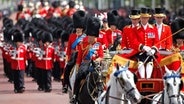 Trooping the Colour 2012: Über die Mall fährt die Queen in einer Kutsche von Horse Guards zurück zum Buckingham Palace. © dpa Bildfunk Foto: Karel Prinsloo