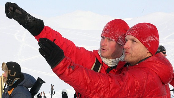 Prinz Harry (links) spricht am 29. März 2011 in der Arktis mit Teamleiter Inge Solheim. © picture alliance/empics 