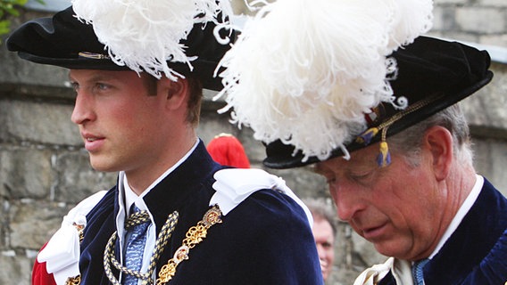 Prinz William an der Seite seines Vaters Prinz Charles auf dem Weg zu St. George's Kapelle. © Picture-Alliance / dpa 