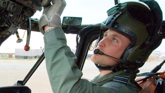 Prinz William im Cockpit eines Hubschraubers der Royal Air Force. © Picture-Alliance / dpa 