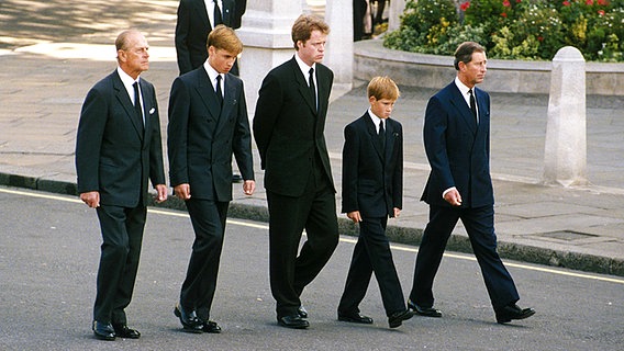 Prinz Philip (von links nach rechts), Prinz William, Charles Graf Spencer, Prinz Harry und Prinz Charles führen am 6. September 1997 den Trauerzug für die verstorbene Prinzessin Diana an © Picture-Alliance / dpa / UPPA / Photoshot 