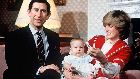 22. Dezember 1982: Prinz Charles und Prinzessin Diana präsentieren der Öffentlichkeit den sechs Monate alten Prinz William © Picture-Alliance / dpa 
