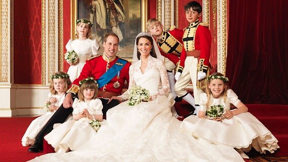 William und Kate sowie die Blumenkinder auf einem offiziellen Hochzeitsbild, Fotograf Hugo Burnand © dpa Bildfunk Foto: Hugo Burnand