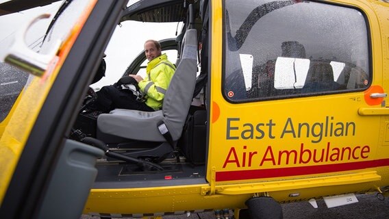 Prinz William als Hubschrauber-Rettungspilot der East Anglian Air Ambulance. © dpa Bildfunk Foto: Stefan Rousseau
