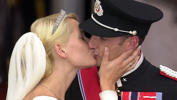 25. August 2001: Kronprinz Haakon und Mette-Marit geben sich ihren Hochzeitskuss © Picture-Alliance / dpa Foto: Boris Roessler