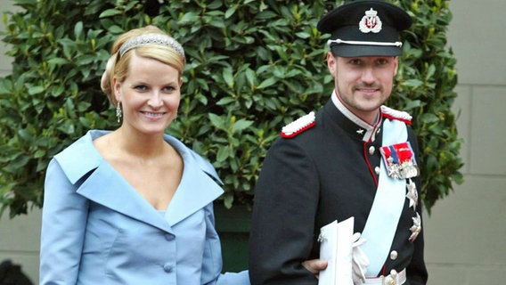 14. Mai 2004: Mette-Marit und Haakon von Norwegen bei der Hochzeit des dänischen Kronprinzen Frederik in Kopenhagen © Picture-Alliance / dpa 