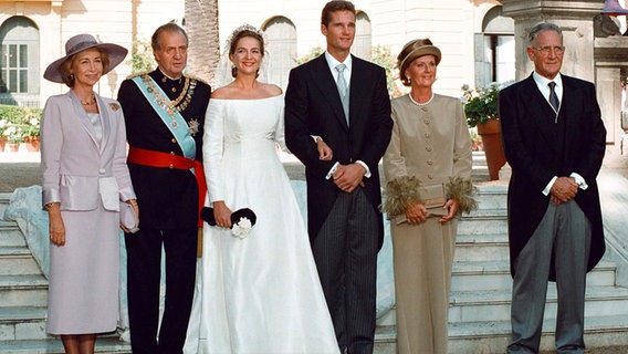 4. Oktober 1997: Prinzessin Cristina heiratet Inaki Urdangarin in Barcelona. Links die Brauteltern, König Juan Carlos und Sofia. Rechts die Eltern des Bräutigams, Claire Liebaert und Juan Maria Urdangarin © Picture-Alliance / dpa 