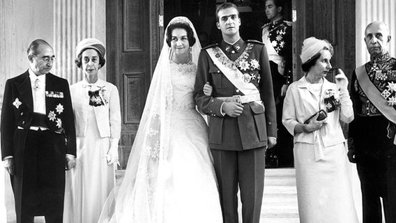 Familienfoto nach der Hochzeit: Sofia und Juan Carlos mit Hochzeitsgästen. © Picture-Alliance / dpa 