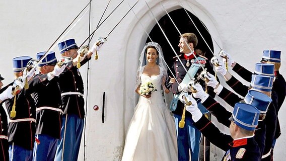 24. Mai 2008: Regimentsoffiziere bilden zu Ehren des Brautpaares Prinz Joachim und Prinzessin Marie eine Gasse © dpa Bildfunk Foto: Carsten Rehder