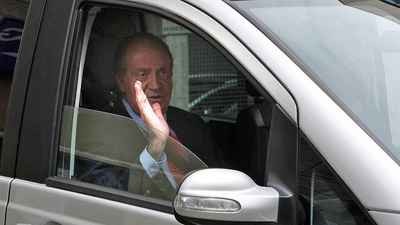 Juan Carlos verlässt fünf Tag nach seinem Jagdunfall das Krankenhaus. © dpa-Bildfunk 