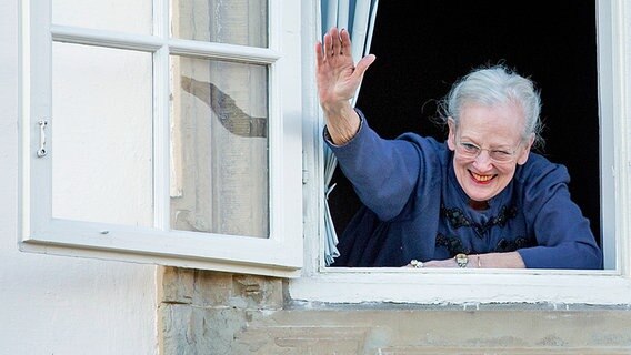An ihrem 75 Geburtstag winkt Königin Margrethe Fans aus einem Fenster von Schloss Christiansborg zu. © dpa Foto: Patrick van Katwijk
