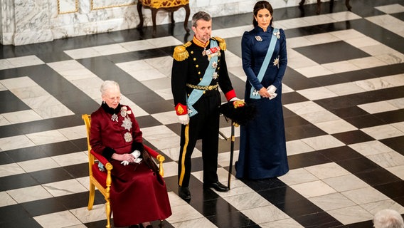 Königin Margrethe II. sitzt bei einem Empfang im Schloss Christianborg im Januar 2024, daneben Kronprinz Frederik von Dänemark und Kronprinzessin Mary von Dänemark © Ida Marie Odgaard/Ritzau Scanpix Foto/AP/dpa +++ dpa-Bildfunk +++ Foto: Ida Marie Odgaard