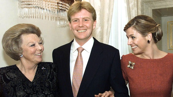 Im Jahr 2001 gibt Königin Beatrix I. gibt die Verlobung ihres Sohnes Willem-Alexander mit der Argentinierin Máxima Zorreguieta Cerruti bekannt © Picture-Alliance / dpa 