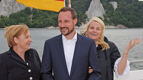 Mette-Marit (rechts), Angela Merkel und Haakon vor Kreidefelsen auf Rügen. © dpa Foto: Jens Kalaene