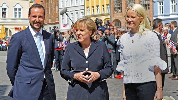 Das norwegische Kronprinzenpaar mit Bundeskanzlerin Angela Merkel am 12. Juni 2010 in Stralsund. © dpa Foto: Bernd Wüstneck