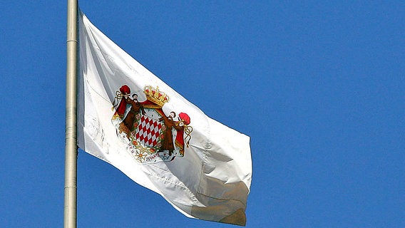 Flagge mit dem Wappen der Fürstenfamilie Grimaldi © Picture-Alliance / dpa 