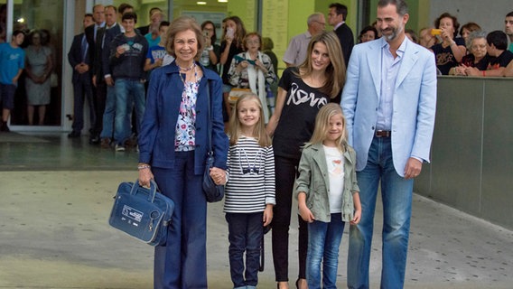Die spanische Königin Sofía mit der Kronprinzenfamilie vor dem Krankenhaus in Madrid © EFE/Kiko Huesca 