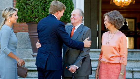Die spanischen Könige Juan Carlos und Sofía mit dem niederländischen König Willem-Alexander und dessen Gattin Máxima in Madrid © picture alliance/Patrick van Katwijk 