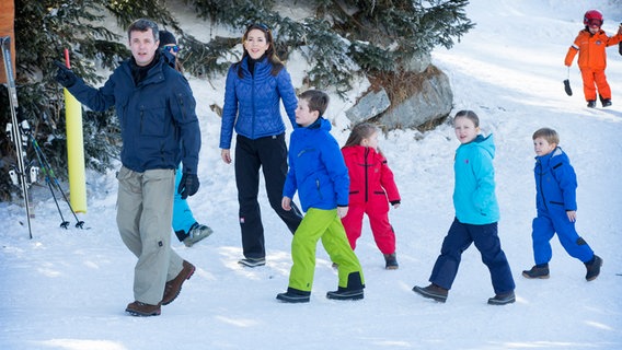 Kronprinz Frederik von Dänemark und seine Frau Mary treiben mit ihren Kindern im schweizerischen Skiort Verbier Wintersport. © Picture-Alliance / dpa Foto: Patrick Van Katwijk