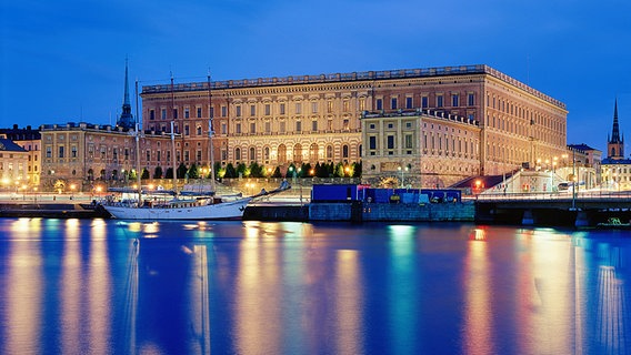 Das Stockholmer Königsschloss am Abend © picture-alliance / Bildagentur Huber 