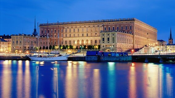 Das Stockholmer Königsschloss am Abend © picture-alliance / Bildagentur Huber 