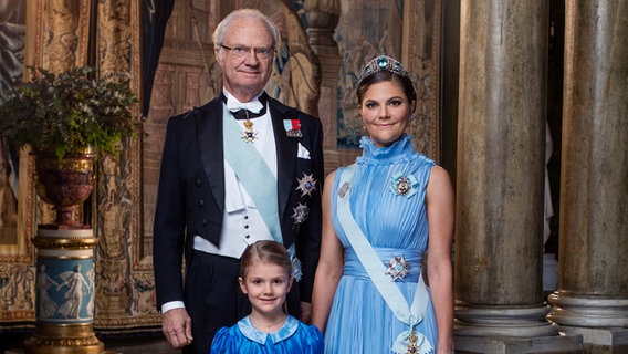 Drei Generationen: Schwedens König Carl Gustaf mit seinen Thronerbinnen Kronprinzessin Victoria und Prinzessin Estelle. © Royal Court, Sweden Foto: Thron Ullberg
