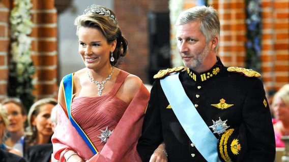 Kronprinz Philippe und seine Frau Mathilde auf dem Weg zu Victorias Hochzeit © dpa Bildfunk Foto: Pontus Lundahl
