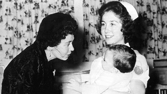 1957: Prinzessin Sofia absolviert eine Ausbildung als Kinderkrankenschwester. Links im Bild: Königin Friederike von Griechenland, ihre Mutter. © Picture-Alliance / dpa Foto: tepa