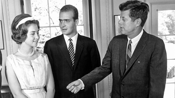 30. August 1963: Sofia und Prinz Juan Carlos zu Gast bei US-Präsident John F. Kennedy im Weißen Haus in Washington. © Picture-Alliance / dpa 