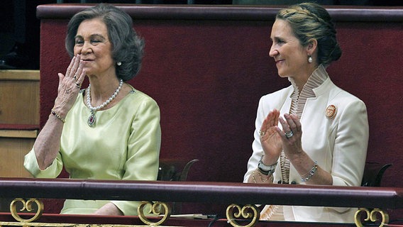 Königin Sofia von Spanien (links) und Prinzessin Elena im spanischen Parlament in Madrid. © dpa - Bildfunk Foto: Esteban Cobo