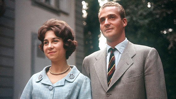 13. September 1961: Frisch verlobt zeigen sich Prinzessin Sofia und Prinz Juan Carlos von Spanien der Öffentlichkeit. © Picture-Alliance / dpa 