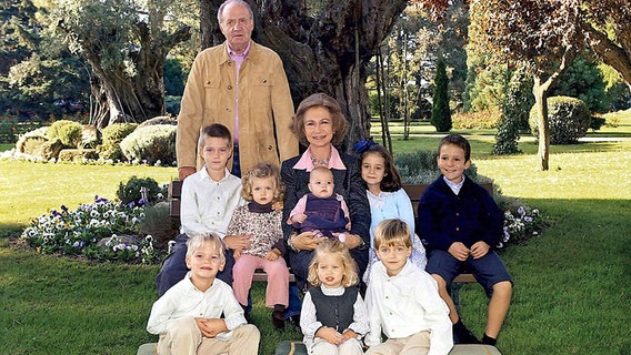 Dezember 2007: König Juan Carlos I. und Königin Sofia im Kreis ihrer acht Enkelkinder. © dpa Foto: epa ROYAL HOUSE
