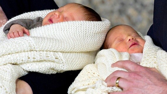 Noch sind sie namenlos: die neugeborenen Zwillinge vom dänischen Kronprinzenpaar Frederik und Mary. © dpy Bildfunk Foto: Keld Navntoft