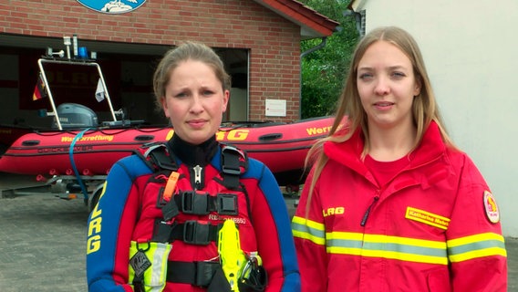 Die DLRG-Retterinnen Gesa Schoster und Katharina Mehring aus Bohmte (Landkreis Osnabrück) berichten über ihren Einsatz im Flutgebiet von Altenahr (Rheinland-Pfalz), wo sie direkt nach der Katastrophe vor Ort Hilfe leisteten. © NDR 