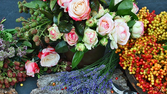 Rosen, Lavendel, Brombeeren liegen auf dem Tisch. © NDR Foto: Isabell Hayn