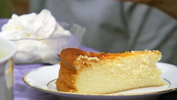 Ein Stück Käsekuchen liegt auf einem Teller © NDR 