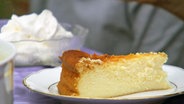 Ein Stück Käsekuchen liegt auf einem Teller © NDR 