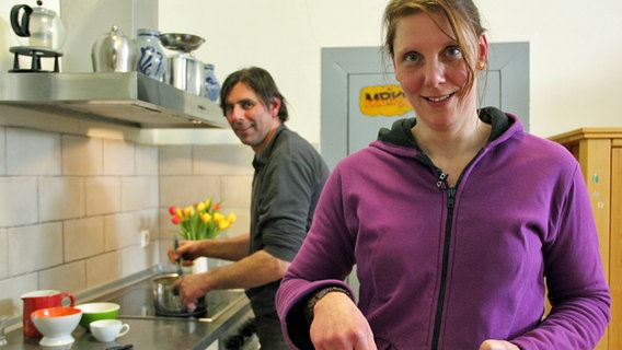 Ein Mann und eine Frau in einer Küche. © NDR / Medienkontor Foto: Mirella Pappalardo