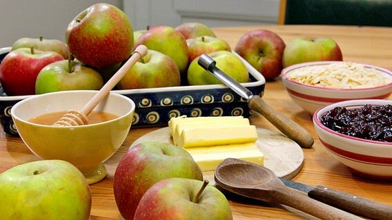 Die Zutaten für die Bratäpfel auf einem Tisch. © NDR / Medienkontor Foto: Mirella Pappalardo