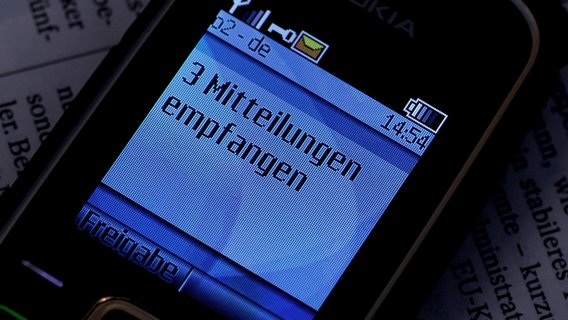 Ein Handy zeigt an, dass der Besitzer drei Mitteilungen bekommen hat. © NDR 