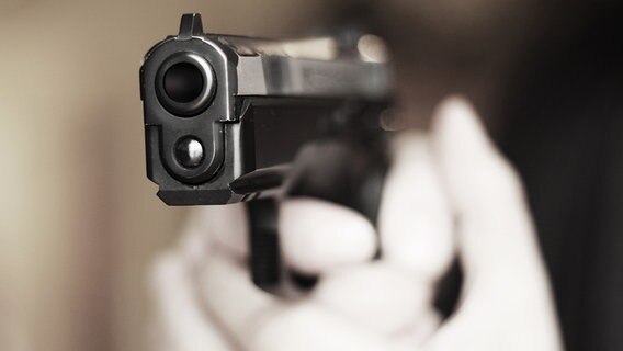 Eine Nahaufnahme von einer Pistole in den Händen einer Person © fotolia Foto: milankubicka