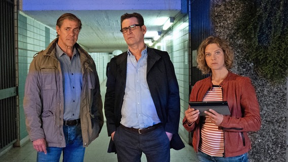 Die Kommissare Finn Kiesewetter (Sven Martinek, l.), Lars Englen (Ingo Naujoks, M.) und Tomke Jennsen (Anjorka Strechel, r.) machen sich noch am Tatort ein Bild von den Ereignissen. © ARD/Marion von der Mehden 