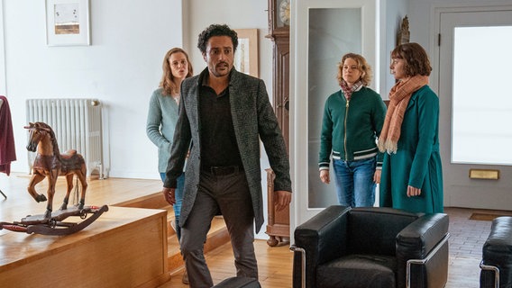 Ida Müller-Dogan (Amelie Plaas-Link, r.) und Tomke Jennsen (Anjorka Strechel, 2.v.r.) begleiten Dr. Jamal Bassad (Omar El-Saeidi, 2.v.l.) nach Hause, um seinen Rechner mitzunehmen und treffen dort auf seine überraschte Frau Line (Picco von Groote, l.). Ida Müller-Dogan (Amelie Plaas-Link, r.) und Tomke Jennsen (Anjorka Strechel, 2.v.r.) begleiten Dr. Jamal Bassad (Omar El-Saeidi, 2.v.l.) nach Hause, um seinen Rechner mitzunehmen und treffen dort auf seine überraschte Frau Line (Picco von Groote, l.). © ARD/Marion von der Mehden