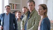 Lars (Ingo Naujoks, l.) und Finn (Sven Martinek, 2.v.r.) konnten die Situation entschärfen. Klärt sich jetzt alles auf? Klara Siebert (Klara Manzel, r.), Luise Siebert (Greta Bohacek, 2.v.l.) und Ferdinand Willenberg (Ilja Roßbander, 3.v.r.) hören gespannt, was Klaras Eltern zu sagen haben. © NDR/ARD/Georges Pauly 