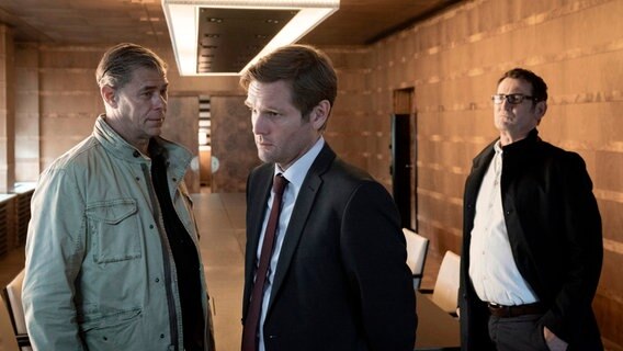 Der Anwalt Simon Friese (Kai Ivo Baulitz, M.) gibt vor Finn (Sven Martinek, l.) und Lars (Ingo Naujoks, r.) zu, eine kurze Beziehung mit dem getöteten Mädchen geführt zu haben. Versichert jedoch, ihr nichts getan zu haben. Der Anwalt Simon Friese (Kai Ivo Baulitz, M.) gibt vor Finn (Sven Martinek, l.) und Lars (Ingo Naujoks, r.) zu, eine kurze Beziehung mit dem getöteten Mädchen geführt zu haben. Versichert jedoch, ihr nichts getan zu haben. © NDR/ARD/Georges Pauly